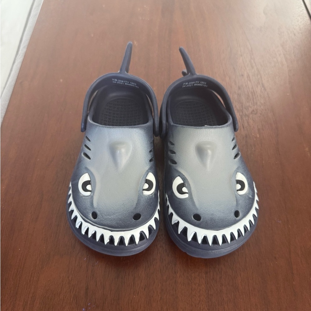CNY NWOT toddler 10 shark crocs